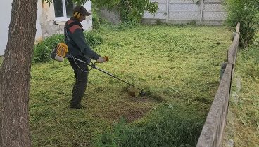 Покос травы возле старого ФАПа в с.Наниково.