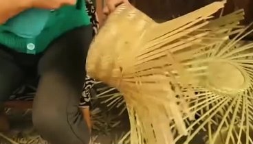 Мастерица плетет из листьев бамбука
