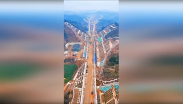 Строительство шоссе в горах Китая.