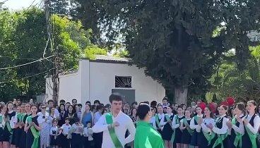 Адыгские танцы танцуют выпускники братской Абхазии.