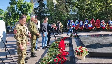В честь Дня Победы Белгородское казачество возложили цветы к Вечному ...