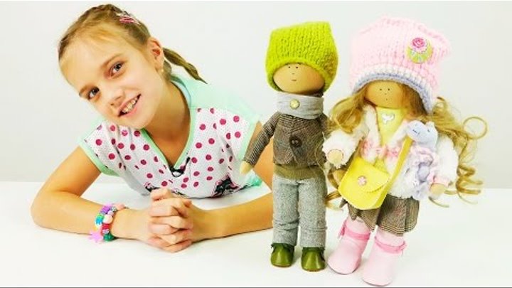 Куклы какие играют девочки. Куклы для девочек. Ребенок с куклой в руках. Игровая кукла своими руками. Девочка играет в куклы.