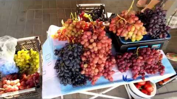 Можно кормящим виноград. Как продают виноград в магазинах в Китае. Купит виноград в Ашане. Шашля виноград купить.