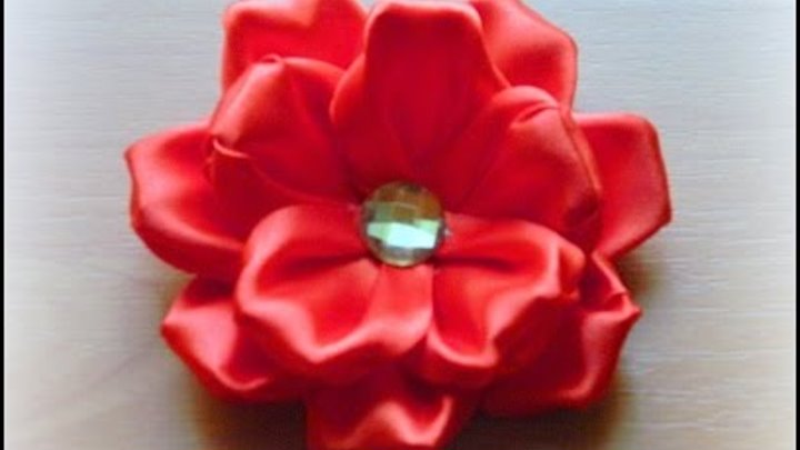 Цветок из объемных лепестков канзаши