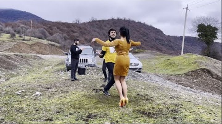 Невеста лезгинка ремикс. Чеченские девушки танцуют. Лезгинка парень и девушка. Чеченская лезгинка девушка. Лезгинские девушки и парни в горах.