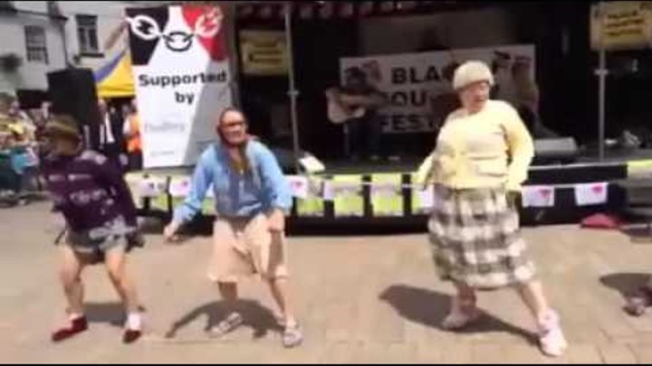 Песня под танец бабушки. Бабка танцует. Танцующие бабушки. Бабки на танцах. Бабуля танцует сальсу.