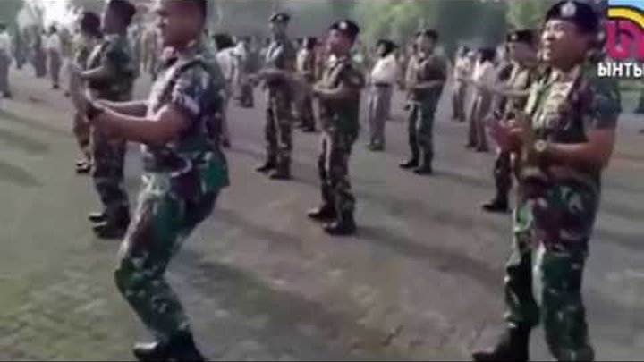 Оригинал танца буй буй. Танец Солдатов. Индонезийский солдат танцует буй буй. Американский солдат танцует. Танец американских военных.