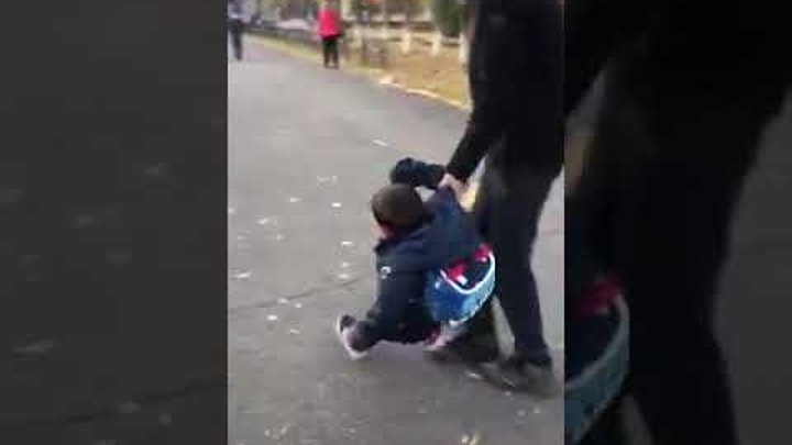 Ребенок тащит мертвого папу крокус