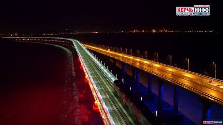 Первый пассажирский поезд проходит арки Крымского моста: видео с коптера