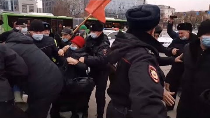 Задержание Александра Черепанова на митинге 7 ноября в Тюмени.