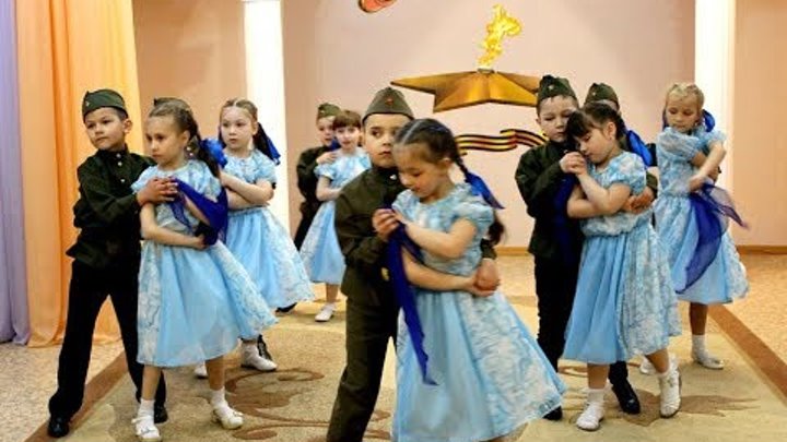 Танец песни синий платочек. Танец синий платочек. Танец синенький платочек. Детский танец на день Победы. Детский танец на 9 мая.