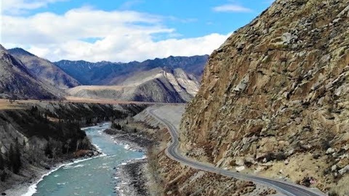 Altai. Чуйский тракт весна. Северо-Чуйский хребет. Гейзерное озеро.  ...