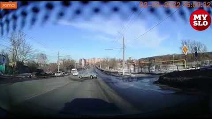 Момент ДТП на ул. Дмитрия Ульянова в Туле попал на видеорегистратор