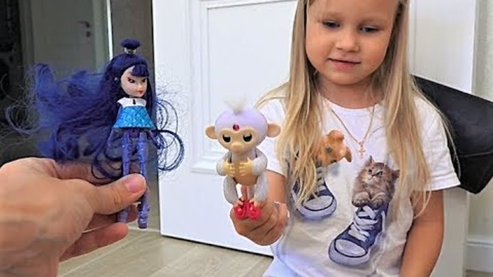 Алиса включи куклой. Алиса мимилиса. Алиса мимилиса маленькая. Алиса Мими лиса Барби. Алиса играет в куклы.