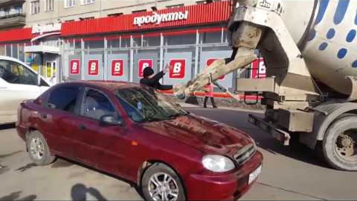 В Омске муж залил бетоном авто жены из за измены