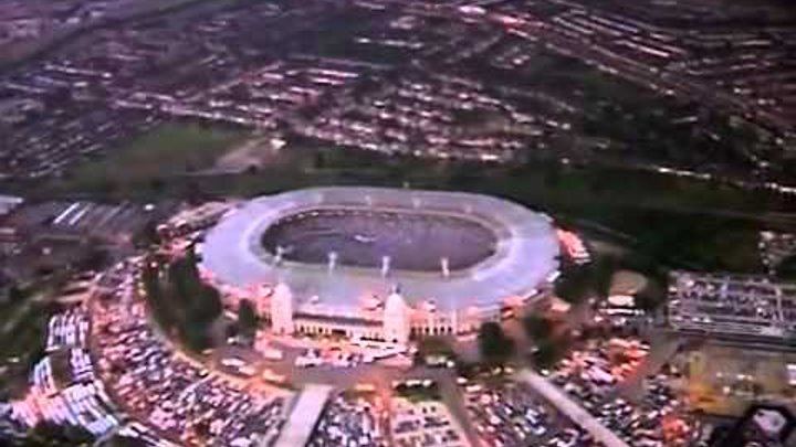 Квин стадион. Queen Уэмбли 1986. Queen стадион Уэмбли. Wembley стадион 1986. Queen концерт на стадионе Уэмбли.