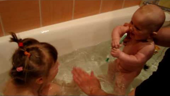 Купание катя. Катенька купаемся. Миша и Катя купаются в ванной. Купание Миши и Кати. Катя купается в ванне.