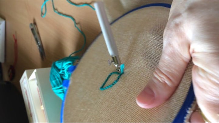 Что можно делать иглой. Набивная ковровая игла ( техника Punch Needle). Игла для вышивки из капельницы. Ручная игла для тафтинга. Иголка для ковровой вышивки.