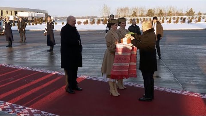 Лукашенко и Путин из аэропорта вместе отправились на переговоры во Д ...
