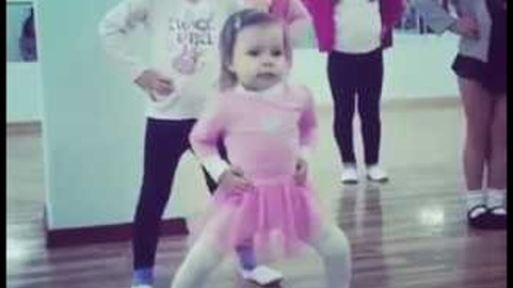 Маленькая девочка танцует на уроке (Смешное видео)