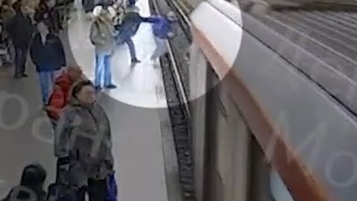 Парень столкнул девушку под поезд. Подростка столкнули в метро. Мужчина столкнул подростка в метро. Столкнул под поезд в метро.