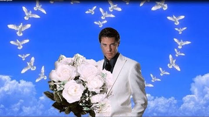 Белые розы кто исполнял. Парень с белыми розами. Мужчина с букетом белых роз. Мужчина дарит букет белых роз. Мужчина и женщина с белыми розами.