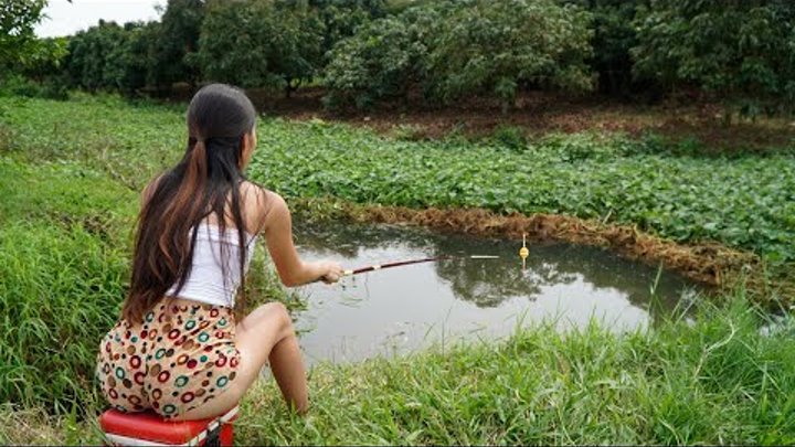 Girl Fishing | She was dragged into the lake by the Giant Fish