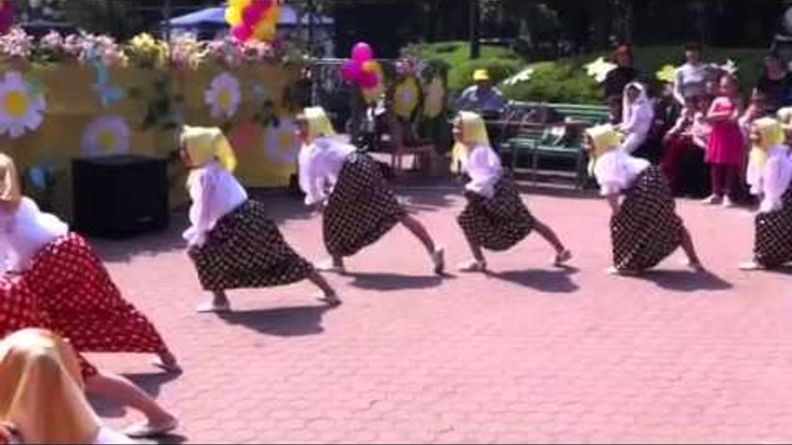 Шуточный танец бабушек. Танец для бабушек в детском саду. Танец бабушки старушки в детском саду. Танец бабушек в юбках в горошек. Костюмы для танца бабушки старушки.