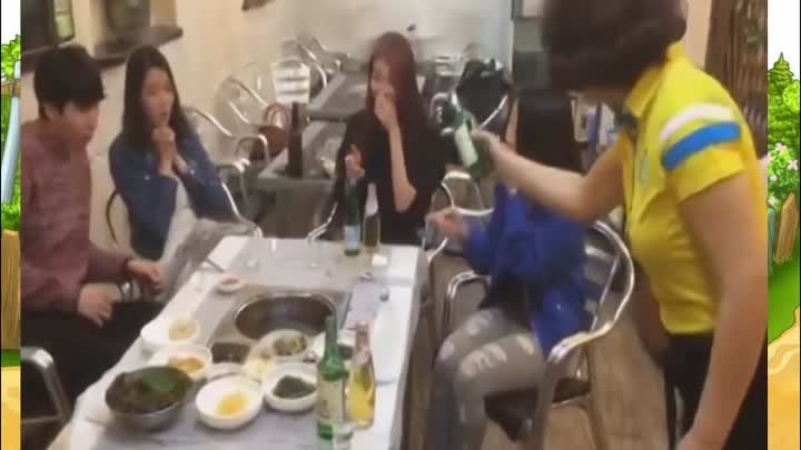 Как девушка китаянка разливает русскую водку, мега прикол))
