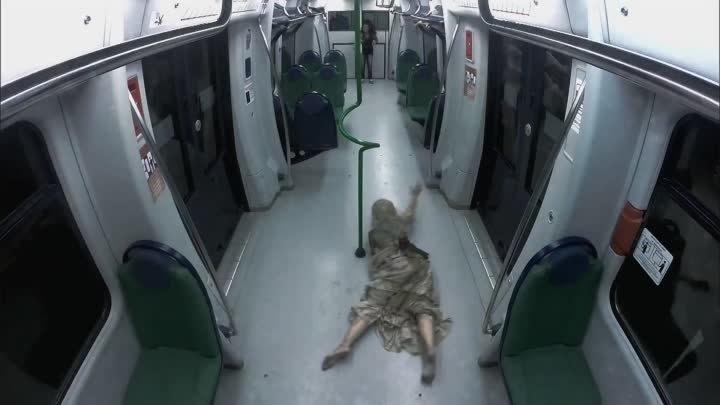 Zumbis No Metrô - Câmera Escondida SBT [Subway Zombie Prank]