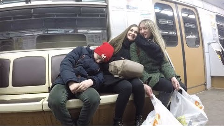 Пранк: Ребенок спит на людях в метро. Реакция людей