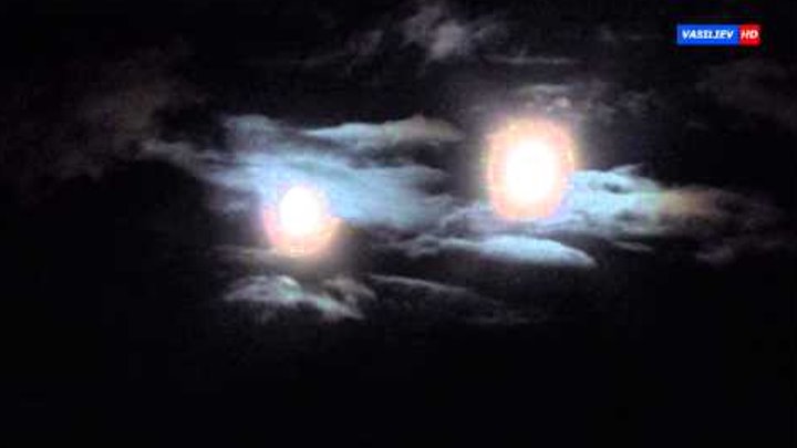 Было ли 2 луны. 27 Августа две Луны. Две Луны фото. Две Луны на небе 27 августа 2012 фото. Две Луны бывает ли такое.