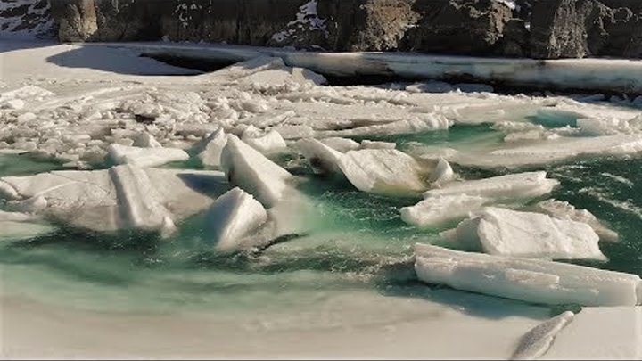 Altai. Изумрудная Катунь пробуждается. Ice break off on Katun river. ...