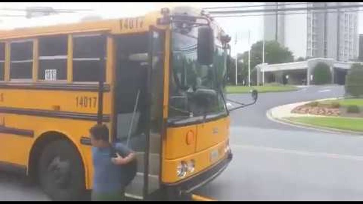 Школьный автобус (смотрите действие водителей и удивляйтесь)