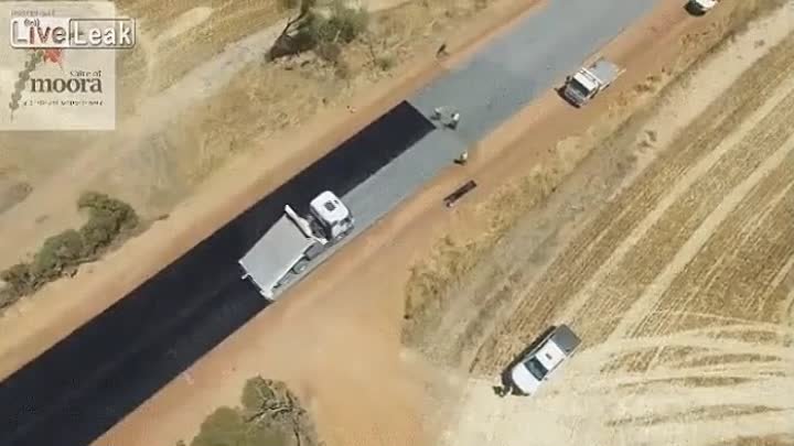 Так укладывают дороги в Австралии.