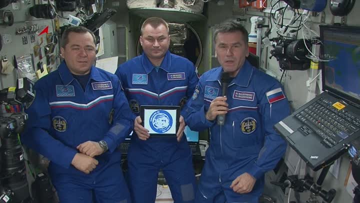Космонавты с борта МКС поздравляют землян с Днём космонавтики!