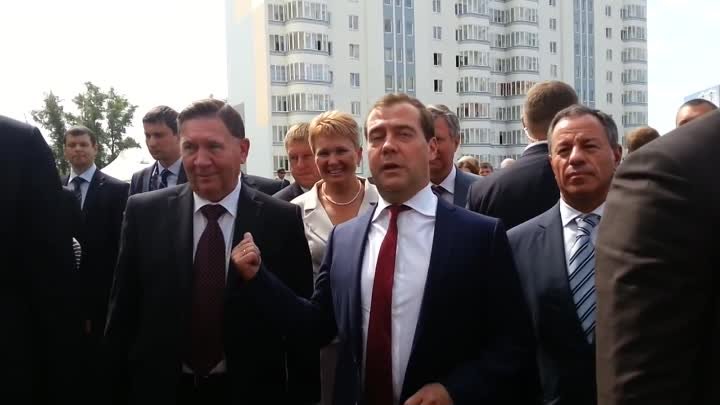 Вспомним как всё начиналось 2013 го. Медведев в Курске на пр-те В.Кл ...