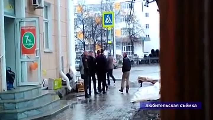 В Уфе в центре города охранники аптеки избили инвалида