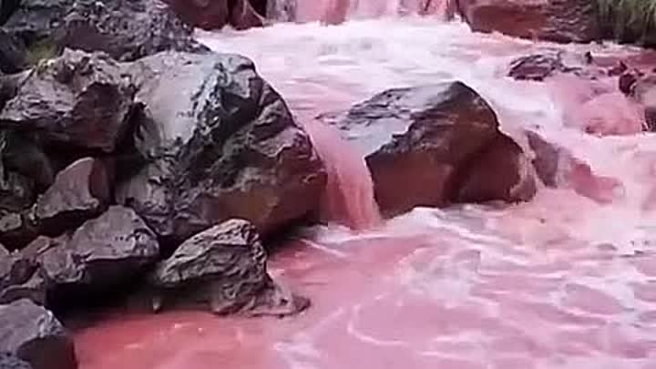 В Перу, в долине Куско, находится известная на весь мир Красная река!