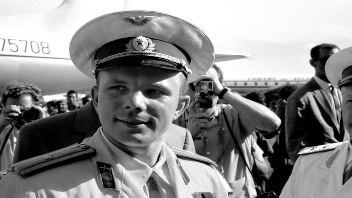 Речь гагарина перед полетом. Гагарин перед полетом. Гагарин перед полетом в беседке.