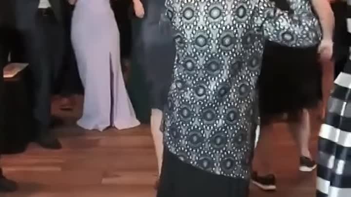 Эта 96-летняя старушка танцует лучше тебя!
