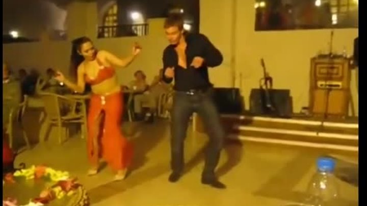 Русский турист и восточная девушка -  танцы)) 