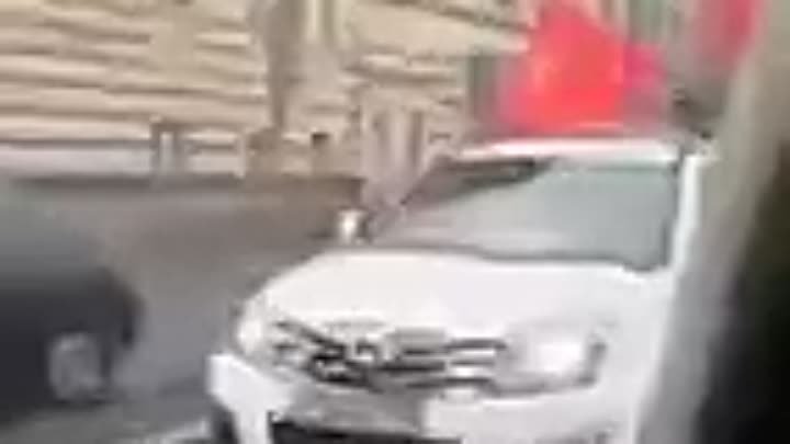 ФЛЭШМОБ -Автопробег Красный флаг в Москве! Люди останавливаются раду ...