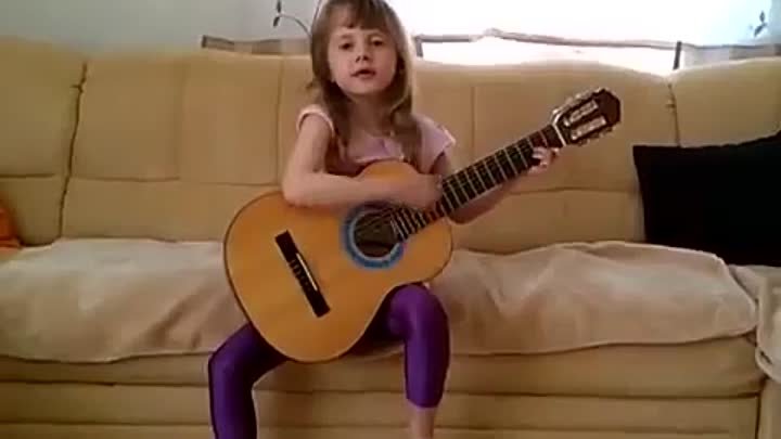 Детство, детство ты куда бежишь..))) Малышка классно играет и поет!!!