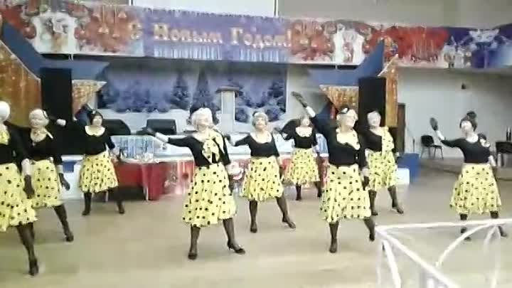 Песня под танец бабушки. Танец бабушки старушки. Танец бабушки заюшки. Танец бабушек в юбках в горошек. Костюмы для танца бабушки старушки.