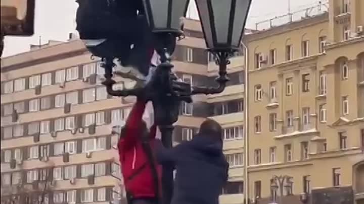 Противника Навального стаскивают с фонаря на Пушкинской