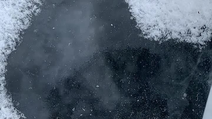 Прозрачный лед на реке Гутара