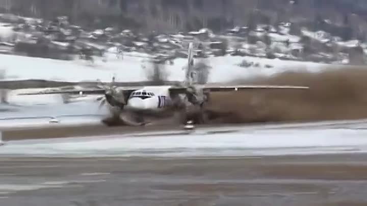 Ан-24 взлетает с раскисшей полосы