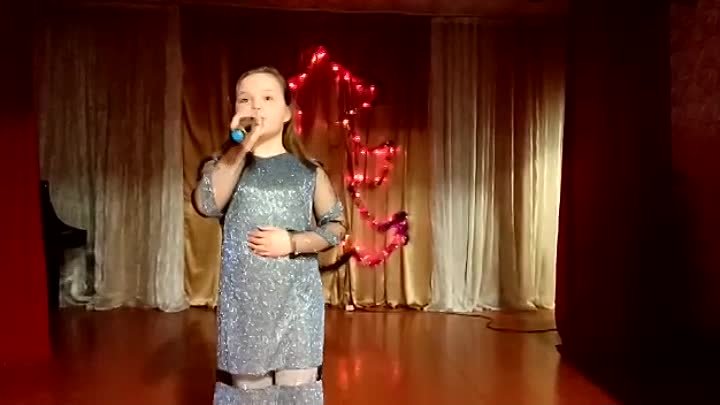 Катюша Запрягаева исполняет песню Ёлочке не холодно зимой