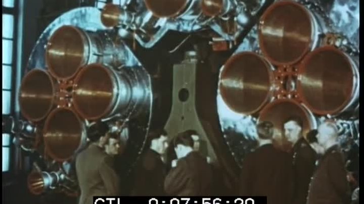 Члены первого отряда космонавтов идут вдоль ракеты в монтажно-испыта ...